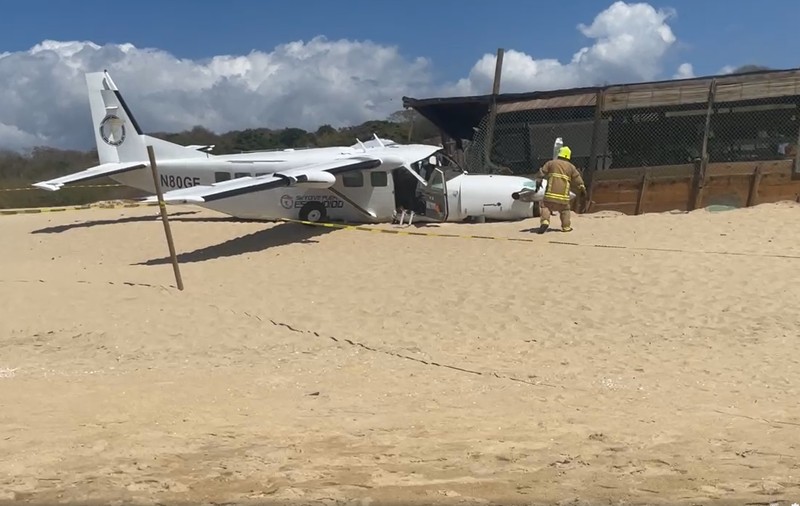 Bărbat ucis pe o plajă din Mexic, după ce un avion care transporta parașutiști a aterizat de urgență peste un centru de salvare a țestoaselor | VIDEO