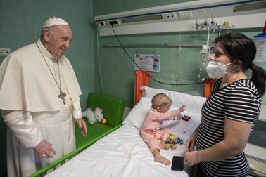 Papa Francisc, la Spitalul de Pediatrie Bambino Gesu unde a vizitat secția în care sunt internați copii refugiați din Ucraina | Foto: EPA