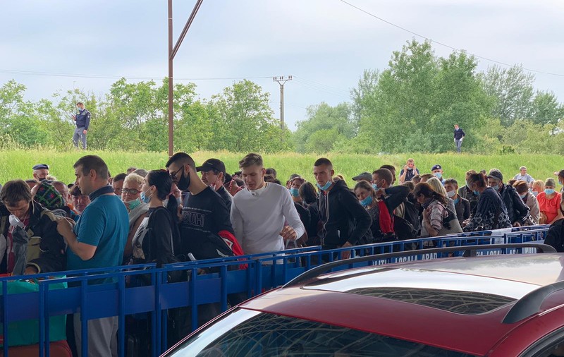 VIDEO | Imagini umilitoare de la Nădlac: Cum îi întâmpină statul român pe cetățenii săi care revin acasă