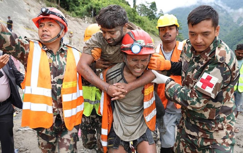 Doi muncitori au fost salvați dintr-un tunel din Nepal, după mai mult de o săptămână de la inundații: „Suntem în țara miracolelor”