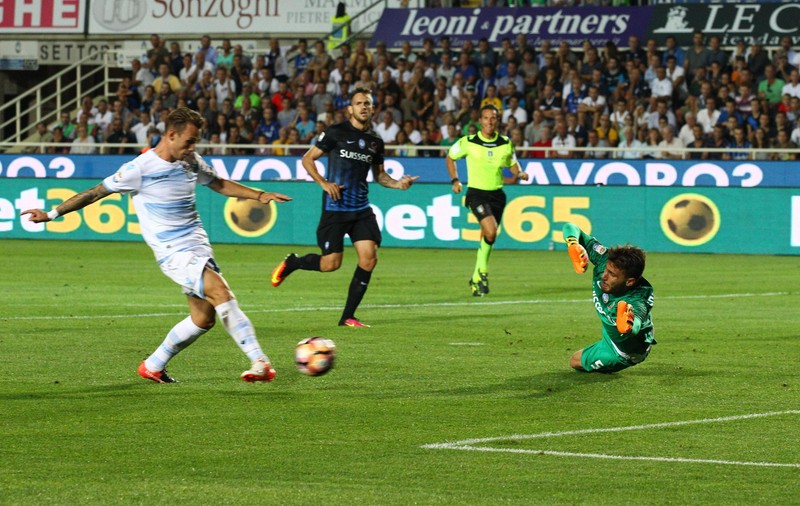 Italia. Unui tușier i s-a făcut rău, la meciul Atalanta - Lazio 3-4, și a fost scos cu targa de pe teren. Ce-au făcut românii din Serie A / VIDEO
