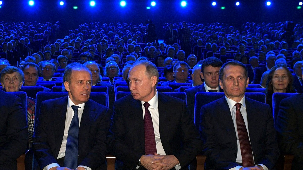 Vladimir Putin, între șeful FSB Aleksandr Bortnikov (stânga) și șeful Serviciului de Informații Externe Serghei Narîșkin (dreapta) Foto: Profimedia
