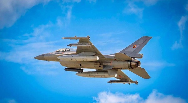Un avion F-16 al MApN, care survolează România