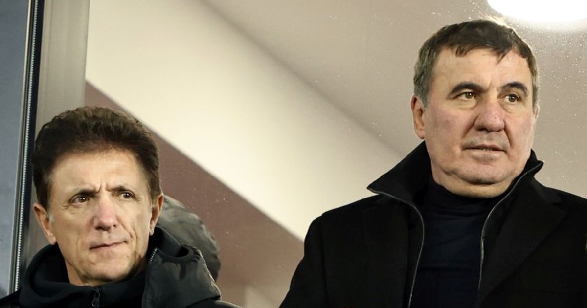 Gheorghe Popescu și Gică Hagi urmăresc din tribună meciul de fotbal dintre Rapid si Farul Constanta, din etapa a XII-a a Superligii, disputat pe stadionul Rapid-Giulesti din Bucuresti, duminica, 4 octombrie 2025.