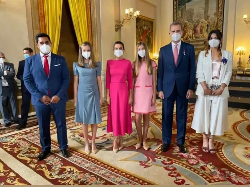 Mihaela, în dreapta, alături de Regele Felipe, Regina Letizia și prințesele Leonor și Sofia. Foto: Facebook / Cruz Roja Extremadura