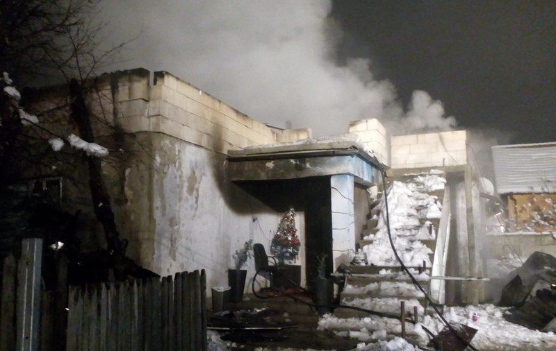 Doi copii, cu arsuri grave în urma unui incendiu în Vâlcea. Casa lor a luat foc / FOTO&VIDEO