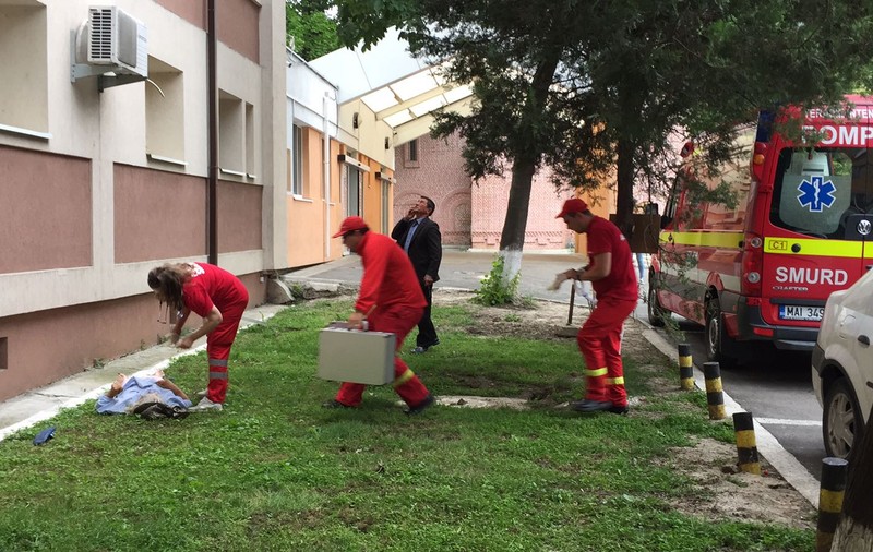 Tentativă de sinucidere la Spitalul Județean Botoșani. O femeie a căzut de la etaj