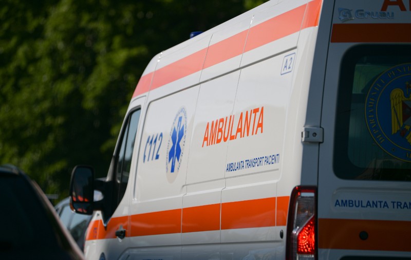 Un copil de doar doi ani a căzut de la etajul doi al unui bloc din Oradea. Micuțul este în stare gravă la spital