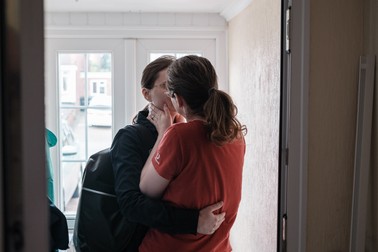 Ella și Crina își iau la revedere înainte să plece Ella la serviciu. În fiecare dimineață, Crina o conduce până în fața casei. Tamworth, UK, august 2021