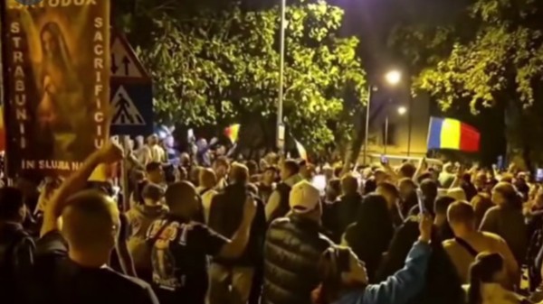 Susținătorii lui Călin Georgescu la Arestul Central și DIICOT, amendați cu 101000 lei. Sursă foto: Captură video Facebook /Știri pe Surse.