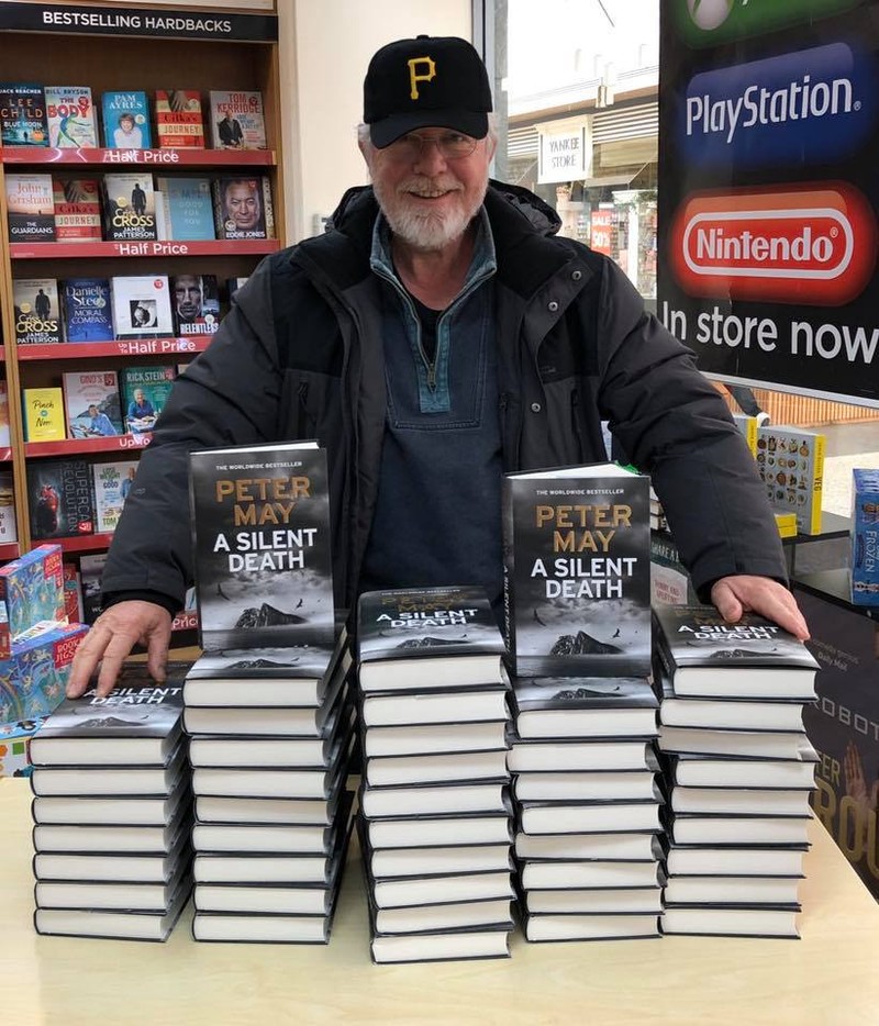 Scoțianul Peter May e un scriitor prolific