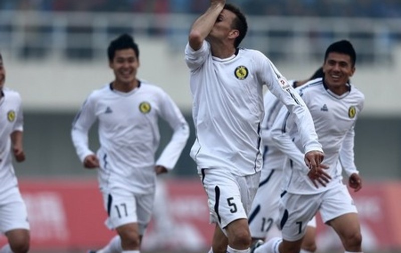 Meci NEBUN în China, doi jucători eliminaţi, 15 de prelungiri şi două goluri marcate de un român