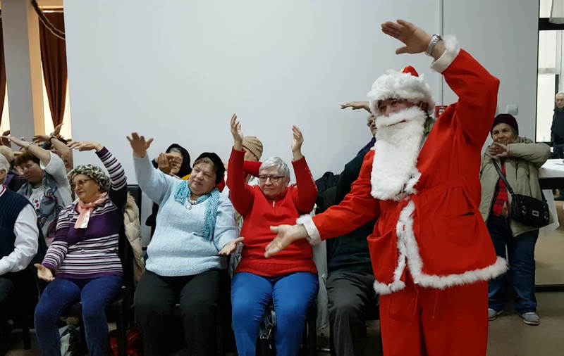 VIDEO / Pensionarii au primit cadouri de la ”Moș Crăciun Kung Fu”