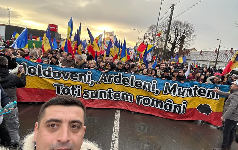 Mii de oameni la un miting organizat de AUR la Alba Iulia, în paralel cu ceremoniile de Ziua României