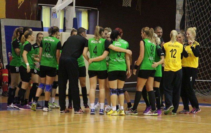 Deși jucătoarele sunt neplătite de luni bune, echipa feminină de handbal CSM Ploiești pleacă, vineri, în Insulele Feroe!