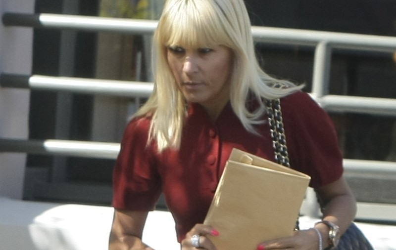 Elena Udrea, APARIŢIE ŞOC, CU JULITURI PE PICIOARE! Îţi vine să crezi cum s-a afişat? | FOTO