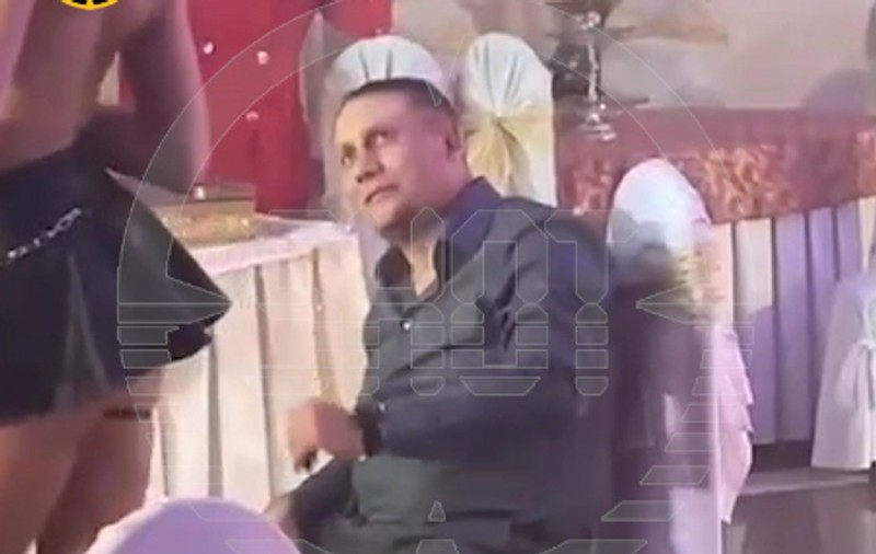 Directorul unei companii rusești de stat a fost demis, după ce a chemat la petrecerea de Crăciun o dansatoare la bară: „În ziua banchetului, 1.500 de case nu aveau curent”