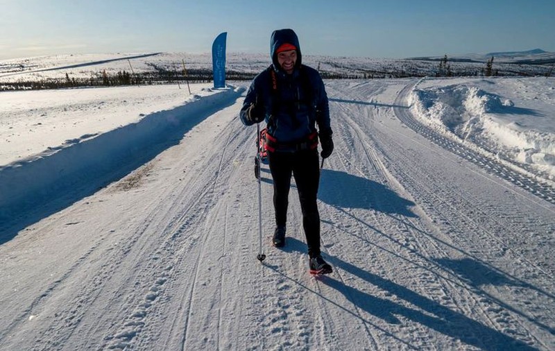Klaus Iohannis îl felicită pe Tibi Ușeriu, care a câștigat cursa 6633 Arctic Ultra pentru a treia oară