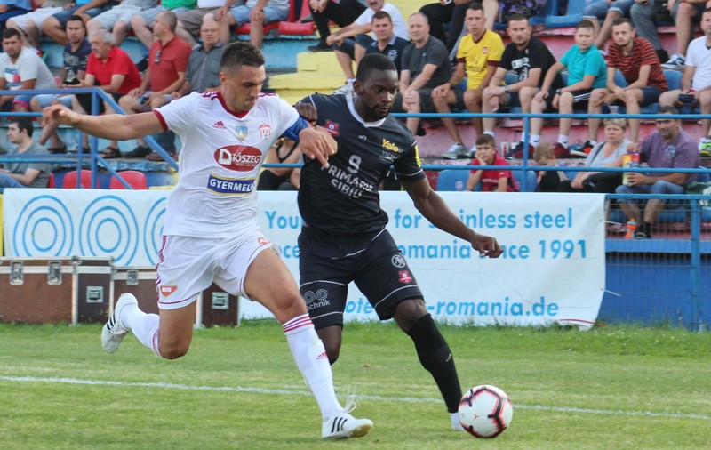 INTERVIU EXCLUSIV | Dacă nu era fotbalist, Tsoumou era farmacist! E fan Henry, tatăl lui e pastor în Congo. ”Învăț din greșeli”
