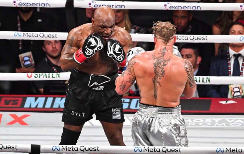 Mike Tyson le răspunde fanilor dezamăgiți după ce a fost bătut în ring de Jake Paul: „Aproape că am murit în iunie. Am pierdut 25 de kilograme în spital”