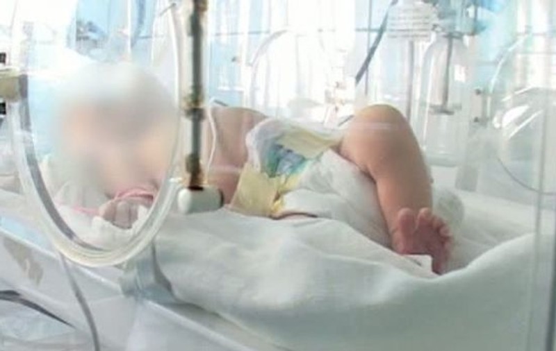 Tatăl unui bebeluș decedat, întrebat de medici: „ Nu vreți să ne lăsați băiatul să îl ardem?"