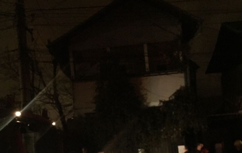UPDATE / Incendiu în Ploiești, lichidat după trei ore. Trei persoane au avut nevoie de îngrijiri medicale