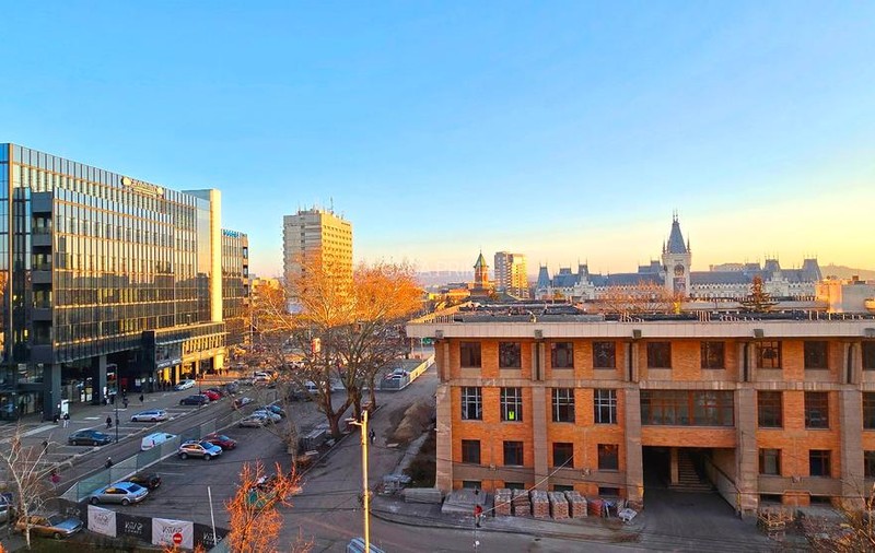 Orașul unde apartamentele vechi sunt mai scumpe decât cele noi. Cât plătești să vezi Palatul Culturii din toate camerele?