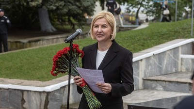 Irina Vlah ține un discurs în fața unui monument sovietic din Comrat, oraș din regiunea autonomă Găgăuzia Foto: Profimedia