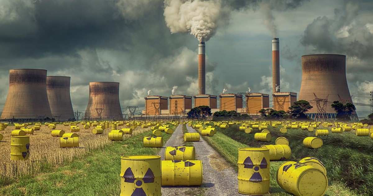 Ce mai sărbătorim azi: începutul erei nucleare în Europa. Prima reacție atomică a avut într-un reactor din URSS, cu design furat din SUA. Centrală nucleară și butoane cu însemnele de pericol radioactiv în fața ei