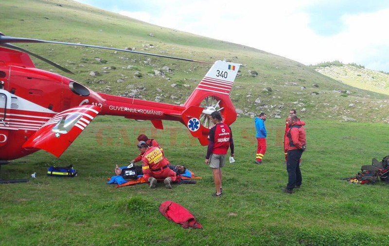 Accident pe Transalpina. O mașină de teren s-a răsturnat în râpă