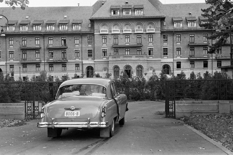 Imagine de la începutul anilor '60 cu Hotelul Triumf și o Volga Gaz M21. În anii respectiv, o mașină de lux folosită de partid, securitate și miniștri | FOTO: Facebook Fototeca Azopan