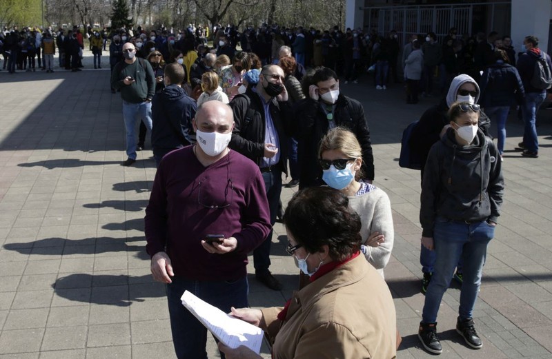 Coadă la un centru de vaccinare din Belgrad, Serbia. Printre persoanele care așteaptă să primească serul se află și ruși | Foto: EPA