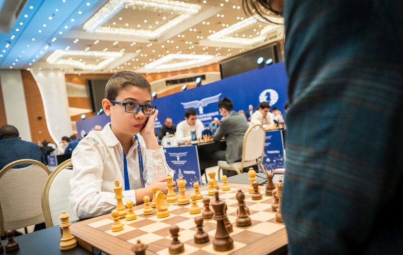 Campionul mondial la șah Magnus Carlsen, învins de un copil în vârstă de 10 ani