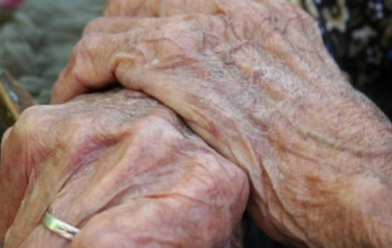 O bătrână a fost bătută și aruncată în stradă de nepotul ei! "Victima se afla în stare vădită de panică"