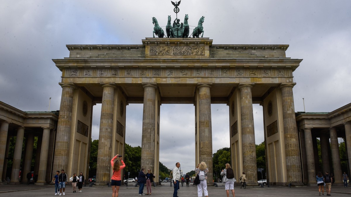 Berlinul îngheață prețul chiriilor pentru cinci ani pentru a proteja populația de scumpiri. Poarta Brandenburg, Berlin