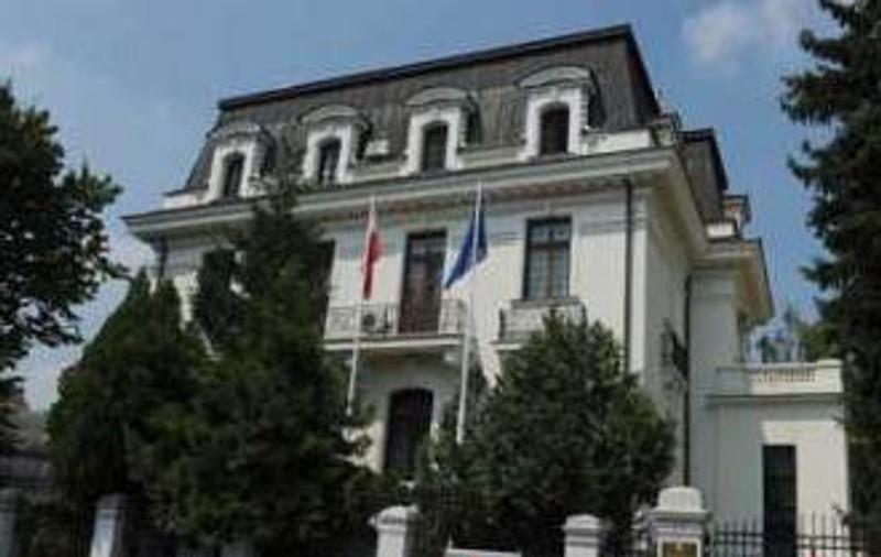 Gigi Becali i-a instigat pe fanii Stelei să atace cu cârnaţi Ambasada Poloniei la Bucureşti!