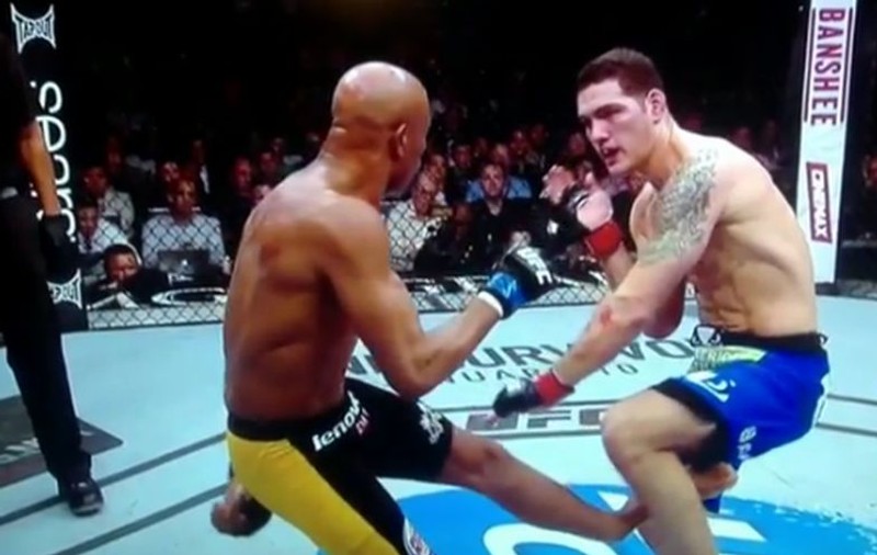PICIORUL i s-a făcut ca PLASTILINA, după ce A DAT LOVITURA ASTA! Cel mai TARE LUPTĂTOR din UFC, RĂNIT GRAV după UN MECI pentru TITLUL de CAMPION! VIDEO