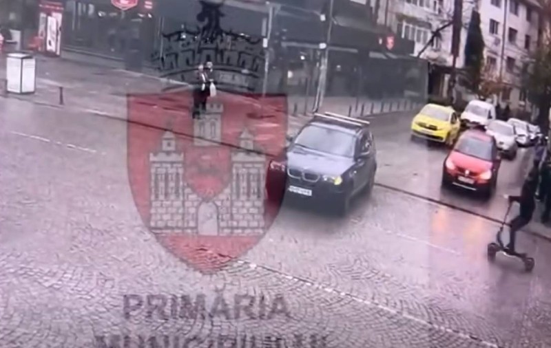 Momentul când un bărbat pe o trotinetă electrică intră cu viteză direct într-un BMW, într-o intersecție din Iași | VIDEO