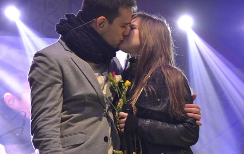 CRISS şi VLAD de la PARIU CU VIAŢA, aproape CĂSĂTORIŢI? Ce cadou a făcut-o să PLÂNGĂ pe frumoasa cântăreaţă