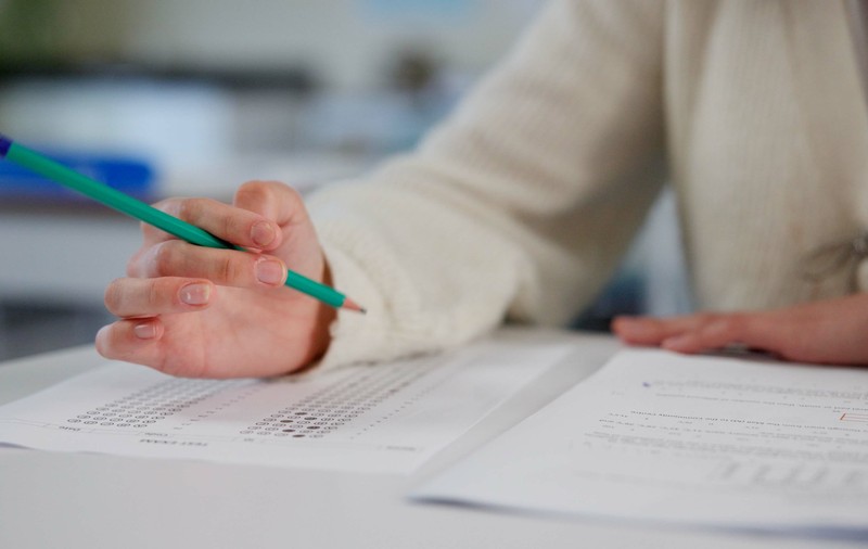 Reguli noi pentru vizualizarea lucrărilor la examenul de Evaluare Națională. Secretar de stat: „Elevii ar putea sta și o oră în sală”