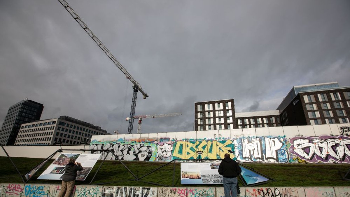 Turiștii care vizitează rămășițele Zidului Berlinului foto: EPA