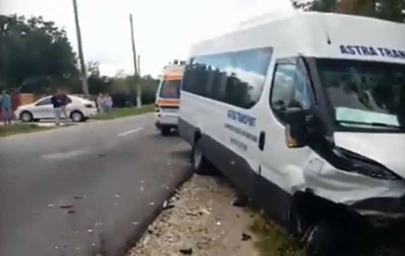 Un microbuz s-a ciocnit de un autoturism în Argeș. Sunt șapte răniți