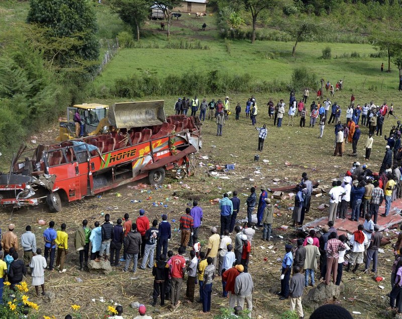 FOTO| Accident de autobuz soldat cu 50 de morți în Kenya
