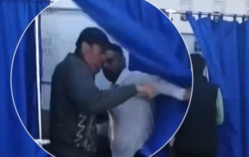 Viceprimarul PSD dintr-o comună din județul Olt, surprins intrând în cabina de vot cu mai mulți alegători