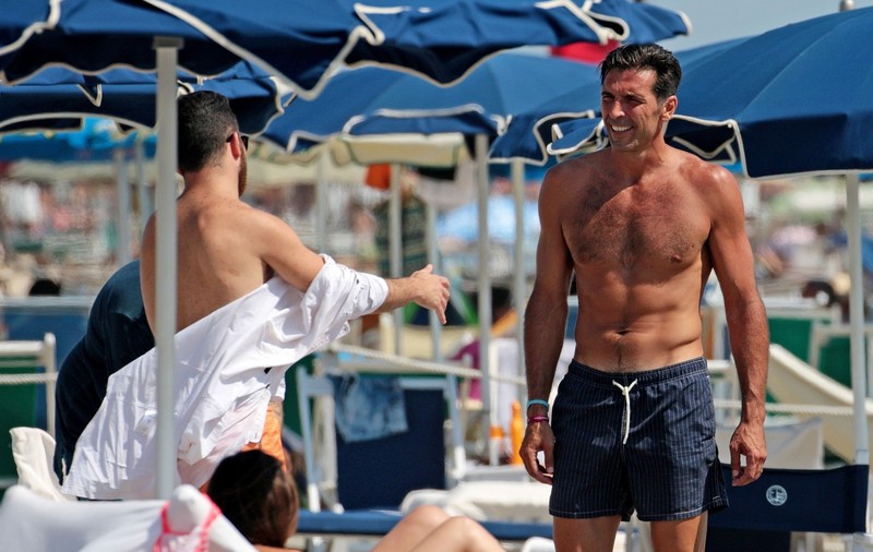 Gianluigi Buffon s-a bronzat pe Riviera italiană, după ce a semnat pentru PSG / GALERIE FOTO