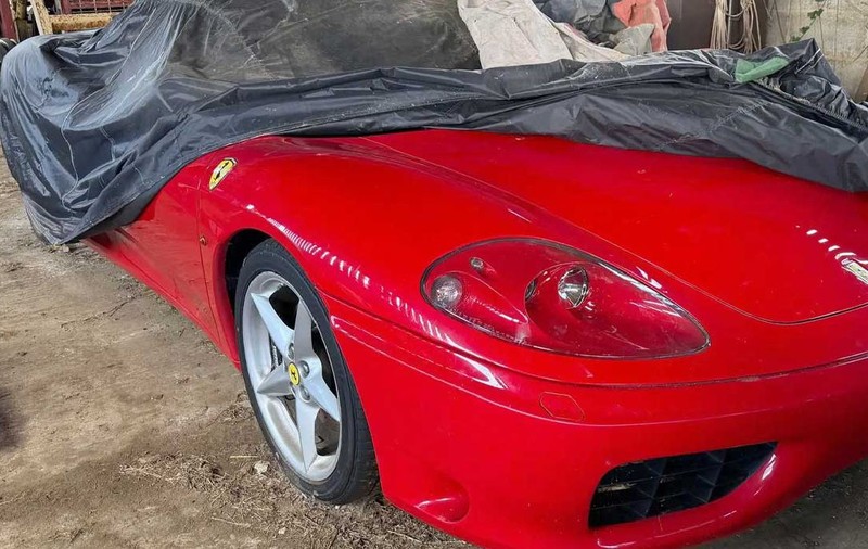 Ferrari 360 Spider uitat cu anii sub o prelată, într-un hambar, se vinde la licitație fără preț de rezervă, în Anglia. Are motor V8 și puțin peste 45.000 km la bord