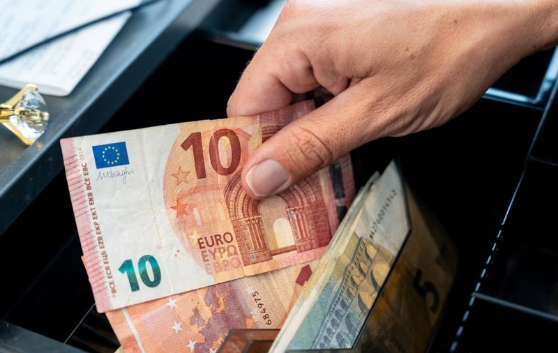 Cum a reușit un angajat să fure 400.000 de euro din casa de marcat, în trei ani, fără să-și dea seama cineva din firmă. Pe ce a cheltuit toți banii