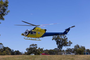 Un elicopter intervine joi, 16 decembrie, la locul tragediei de la școala primară Hillcrest din Devonport, Tasmania | Sursa foto: EPA