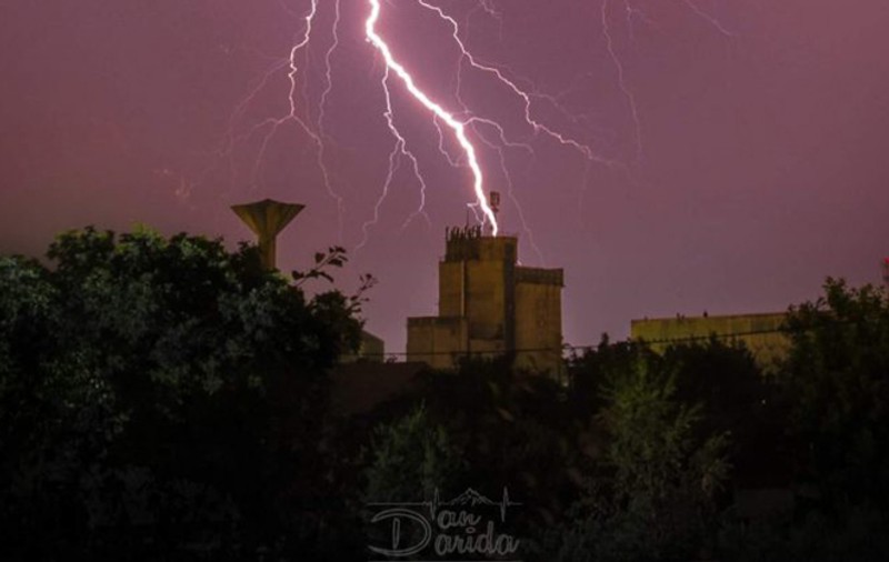 Fabrică lovită de fulger în Satu Mare. Imagine impresionantă din timpul furtunii