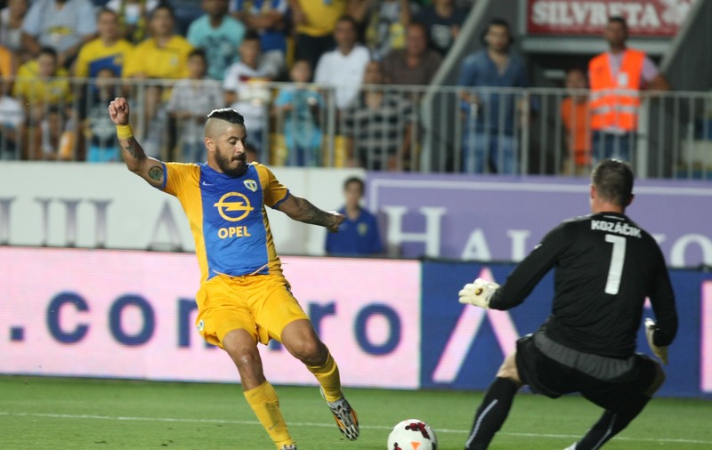 VIDEO/ Liga I: Petrolul - ASA 2-0. Zicu era să-i rupă piciorul lui Geraldo